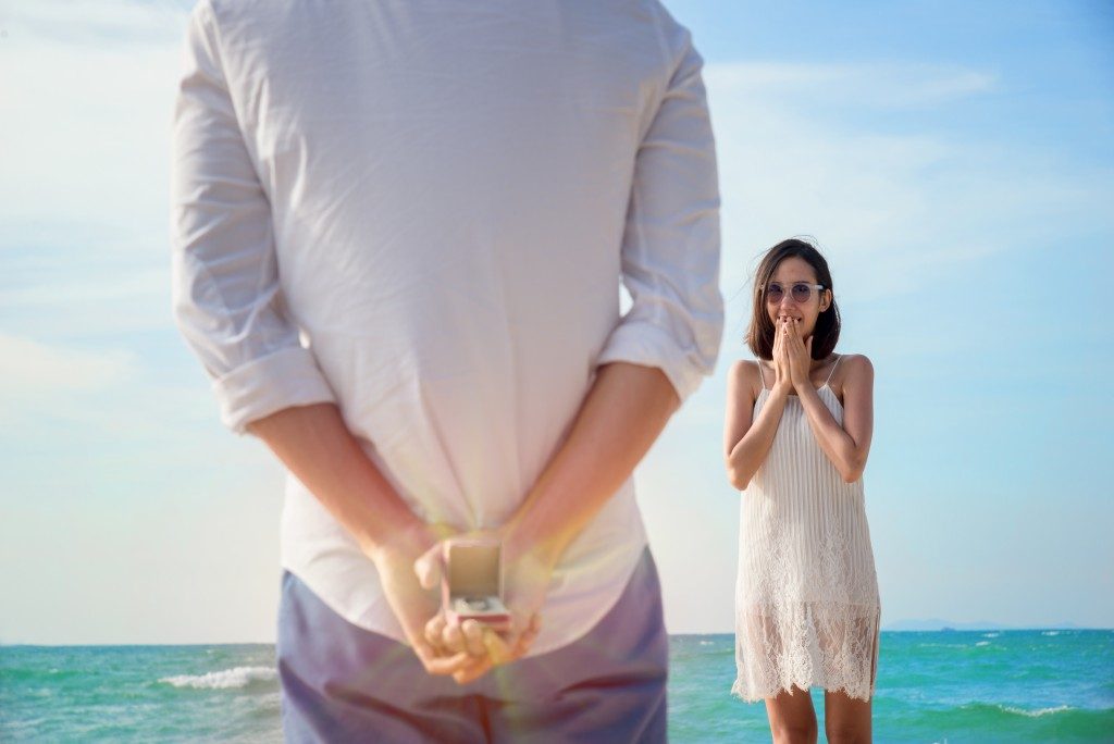 Man about to propose to her girlfriend at the beach