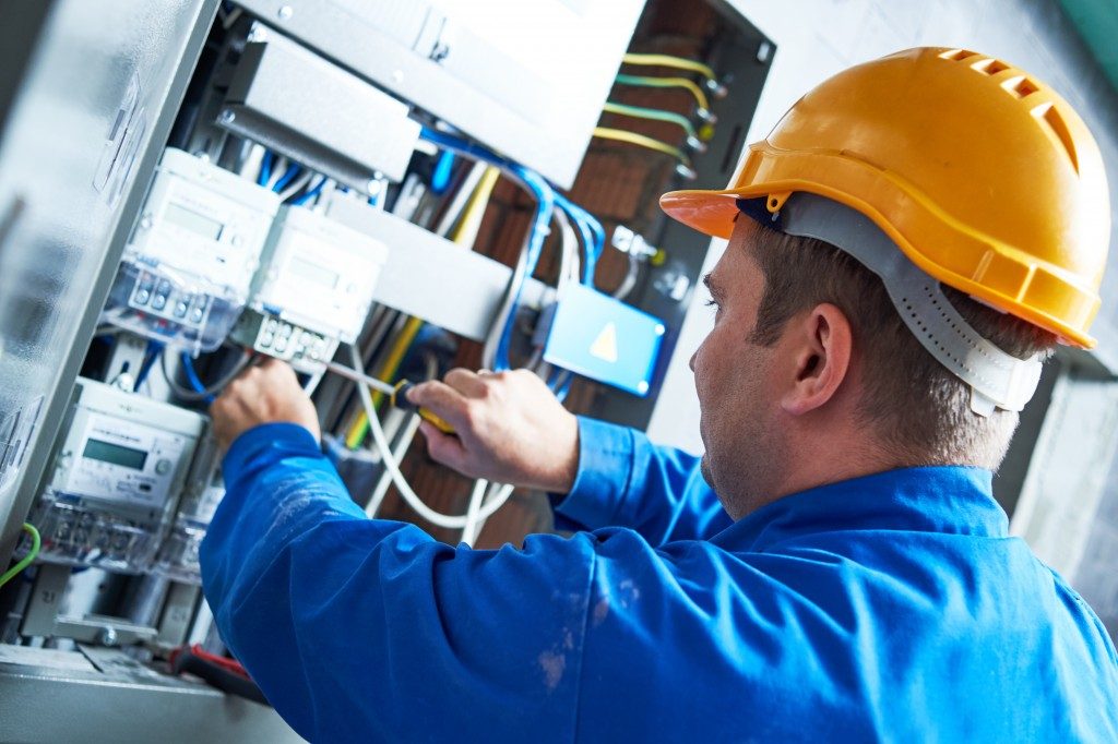 Hiring an electrician for all electrical problems