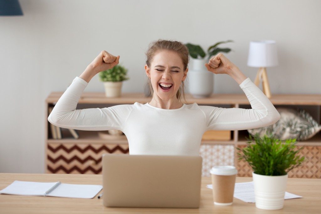 woman flexing in front of the laptop