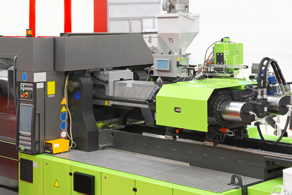 Injection moulding machine for plastic parts production