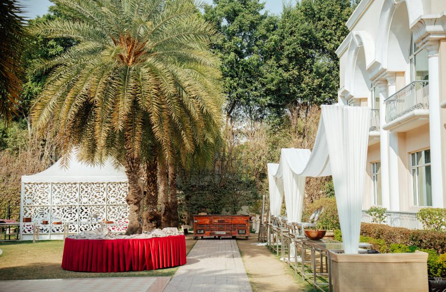 How to Choose Between Indoor & Outdoor Event Spaces